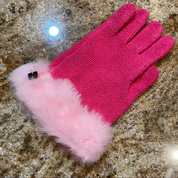 Hollywood Kitchen Other - 🐝🐝🐝 Hollywood Kitchen oven mitt. So glamorous! Left/right hand. New w/o tags.